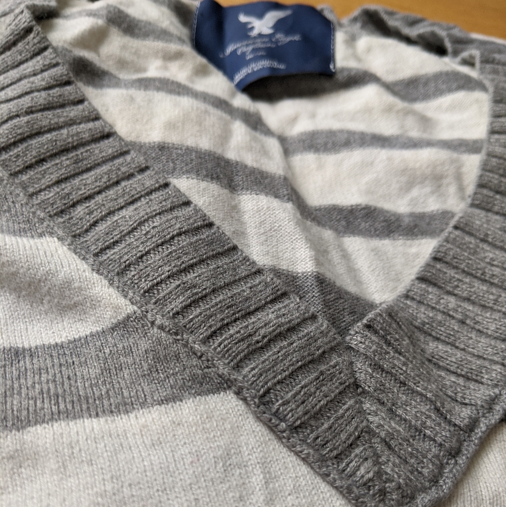 ❄️American Eagle Striped V-Neck Sweater